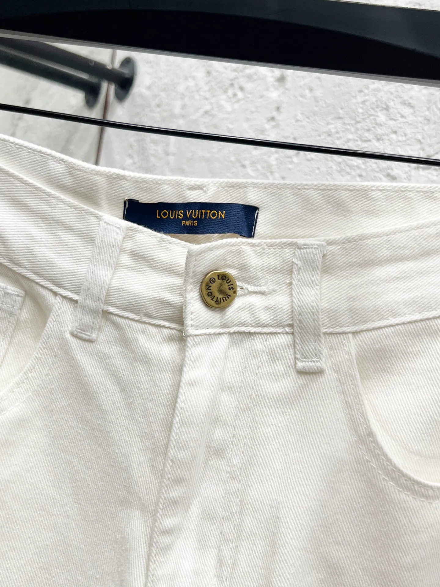 🅿️260 Style number: H946 LOUIS VUITTON & Louis Vuitton LV 25Fw jeans with patterned logo print on the back pocket. They are hand-positioned, hollowed out and frayed. The lining is decorated with custom presbyopic patches. A full set of new accessories are customized simultaneously, with perfect details. The overall texture is high-end and fashionable, an unreplicable work of art, exclusive first shipment, extremely popular heavy-duty design, and customized hardware accessories. A must-have for high street luxury travel!  Size: 28-30-32-34-36 Color: white